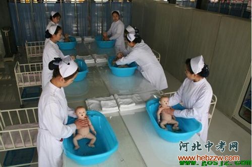 天使护士学校学生进行婴儿沐浴训练