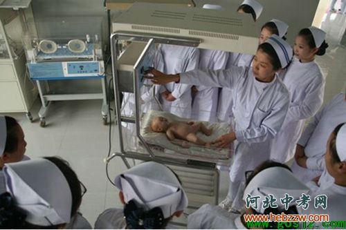 天使护士学校学生学习婴儿辐射台使用方法