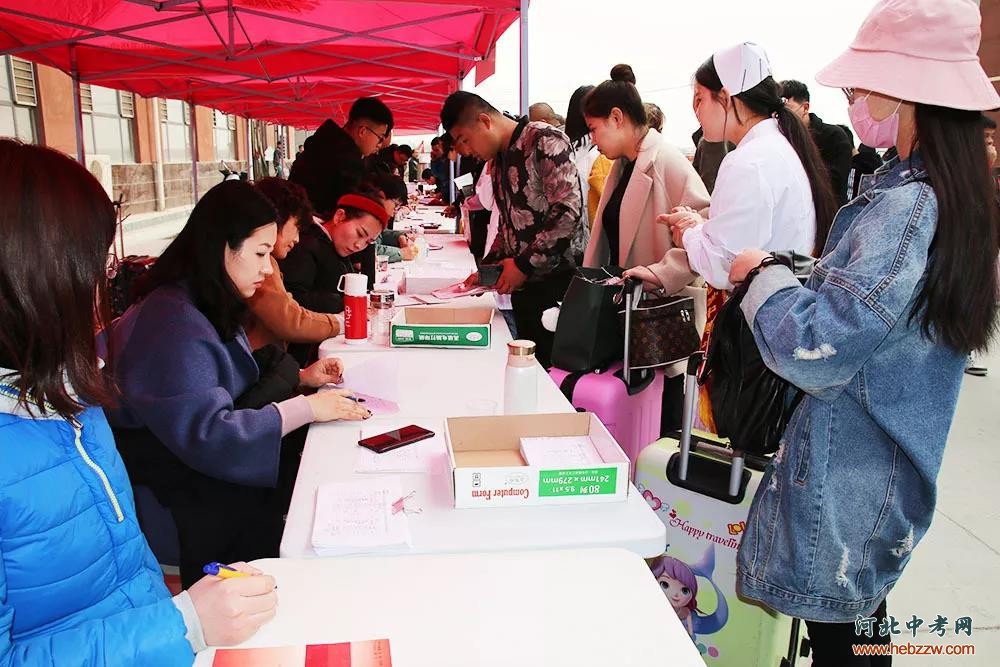 石家庄白求恩医学院春季新生报到现场.jpg