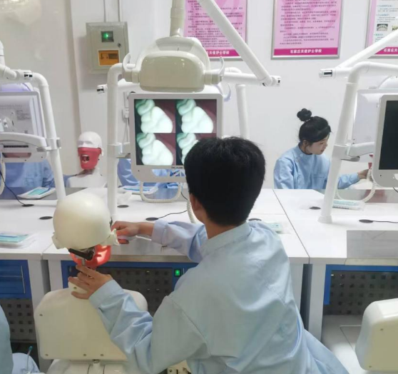 石家庄天使护士学校口腔修复工艺实训课.png