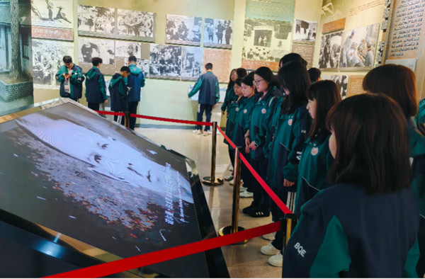 石家庄白求恩医学院学生参观烈士陵园展馆.jpg 石家庄白求恩医学院学生参观烈士陵园展馆.jpg