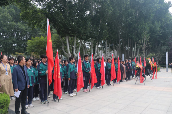 石家庄白求恩医学院在烈士陵园开展纪念活动.jpg 石家庄白求恩医学院在烈士陵园开展纪念活动.jpg