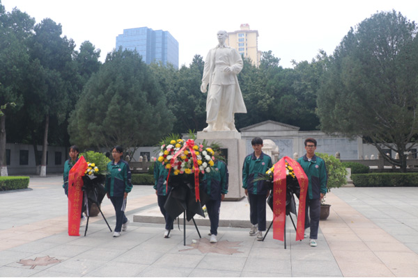 石家庄白求恩医学院学生向白求恩塑像献上花蓝.jpg 石家庄白求恩医学院学生向白求恩塑像献上花蓝.jpg