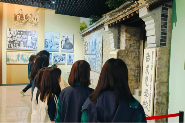 石家庄白求恩医学院新生参观烈士陵园.jpg 石家庄白求恩医学院新生参观烈士陵园.jpg
