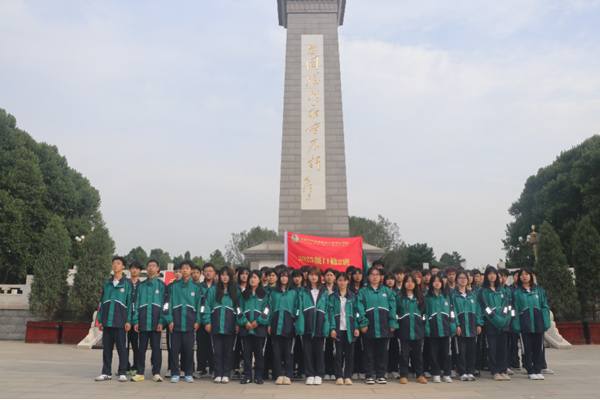 石家庄白求恩医学院学生在烈士陵园合影.jpg 石家庄白求恩医学院学生在烈士陵园合影.jpg